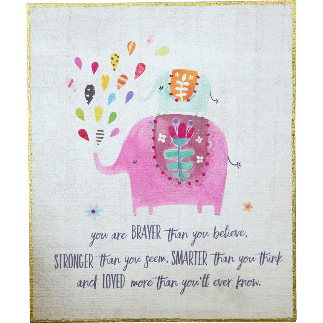 PEÇA DECORATIVA "BRAVER STRONGER SMARTER LOVED"